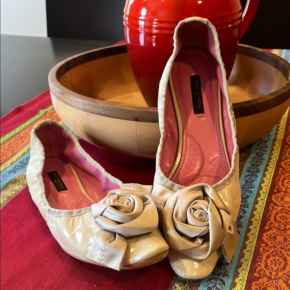 Louis Vuitton Elegant Cream Women's Flats with satin rose Detail